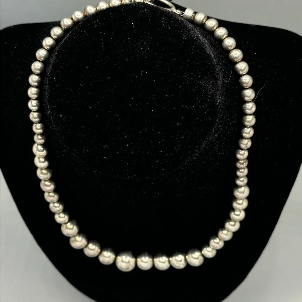 Elegant Navajo Silver Beaded Necklace - Picture 3 of 5